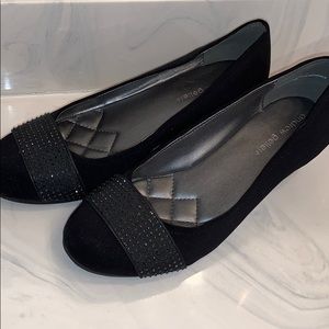 Small heel shoes and